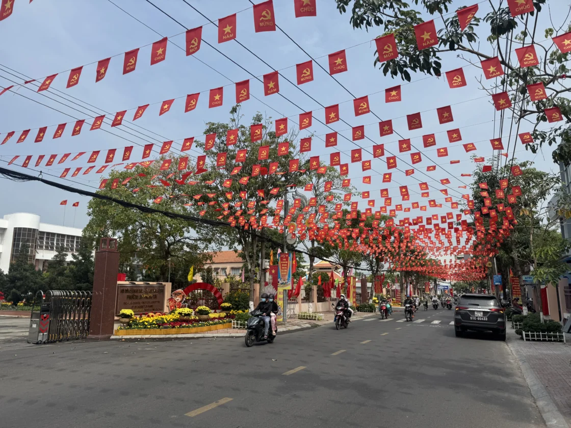 Trang trí Đường 30/4 tại Phường Mỹ Phước Tây