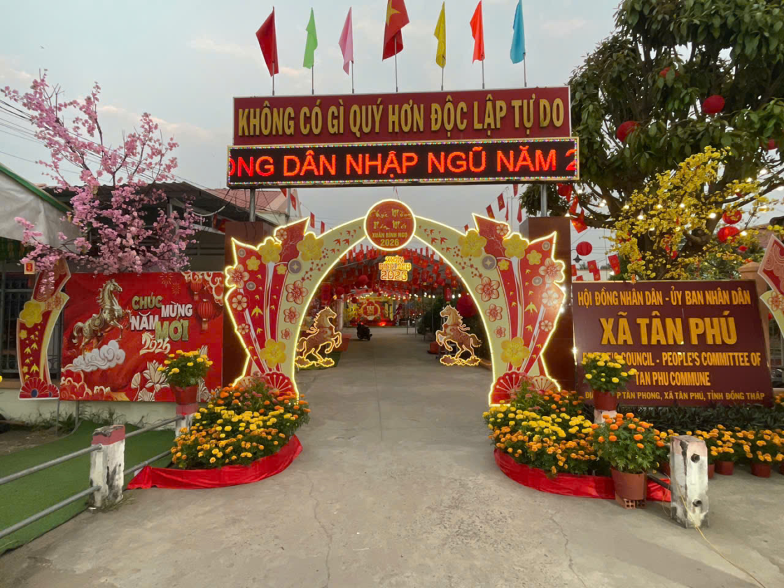 Trang trí Mừng Tết Nguyên Đán tại UBND Tân Phú